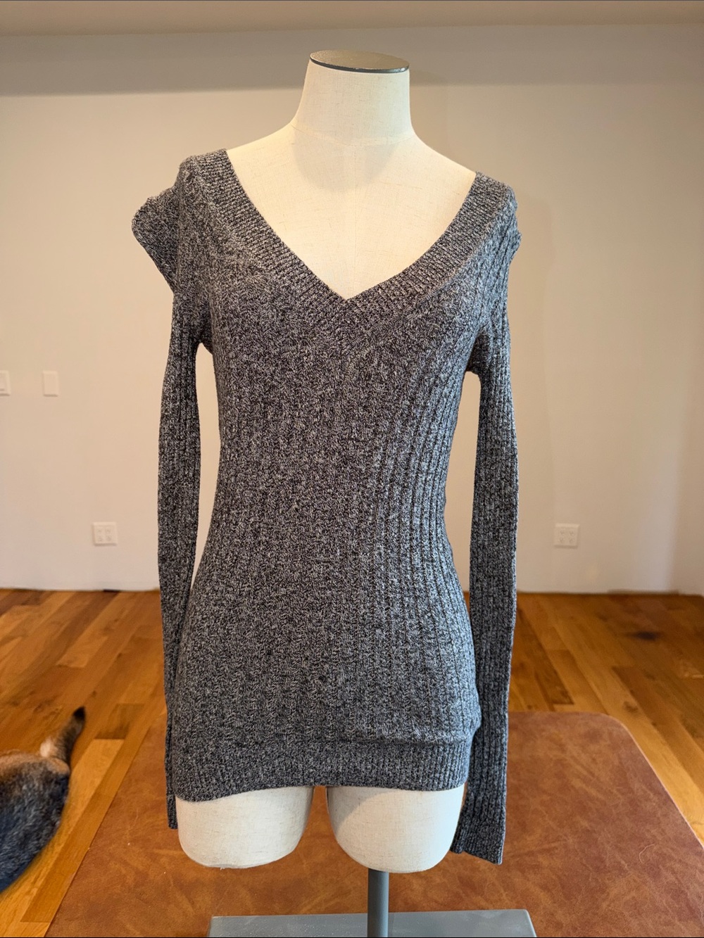 Women's V-Neck Ribbed Sweater - Gray